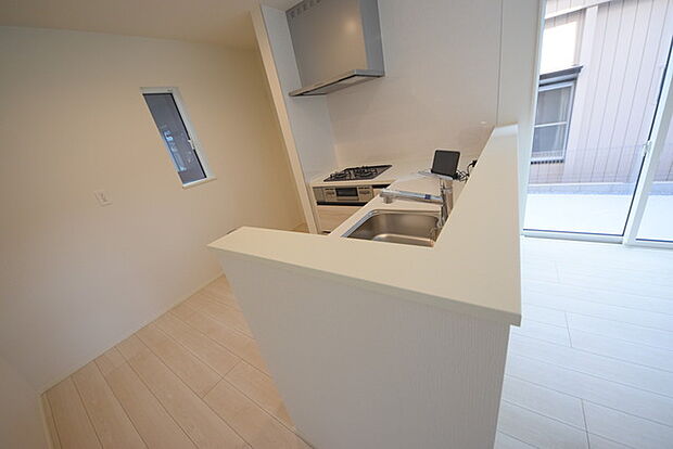 大きな開口部から明るい光が差し込むリビング。日中の室内の明るさがこの部屋の魅力です。