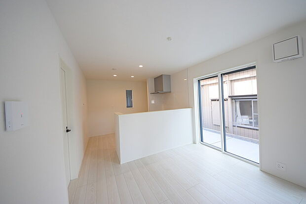 家族が一番集まる場所だから広々としつつも素敵な空間であって欲しい。皆がくつろぐリビングからキッチンまでが一つに繋がる空間。