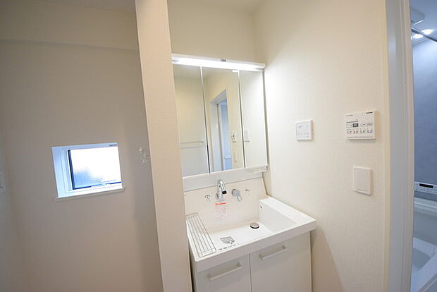 使い勝手の良い洗面台、窓があることで換気もしやすく清潔感のある空間を保てます。