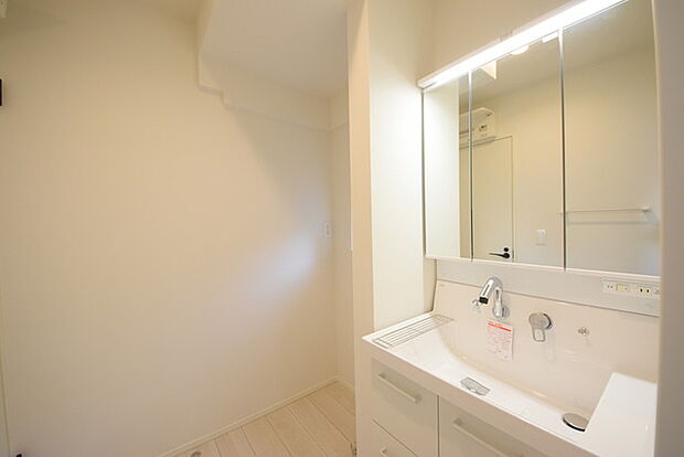 お出かけ前の身だしなみに一歩差がつく三面鏡。ミラー裏にはたっぷり収納もございます。