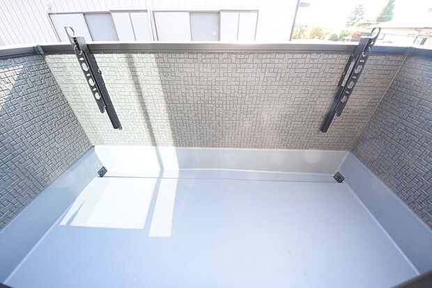 陽ざしが差込む明るいバルコニー。奥行きのあるバルコニーはお洗濯時に助かります。