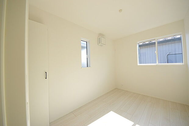 今からここを誰のお部屋にしようか、そんな洋室。大きさは4.37帖です。