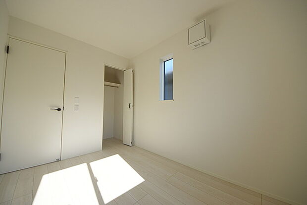 今からここを誰のお部屋にしようか、そんな洋室。大きさは4.37帖です。