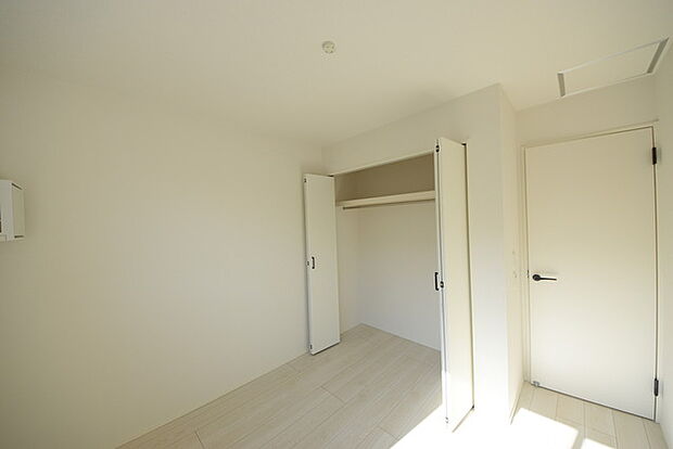 今からここを誰のお部屋にしようか、そんな洋室。大きさは4.53帖です。