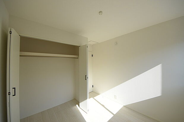 今からここを誰のお部屋にしようか、そんな洋室。大きさは4.53帖です。