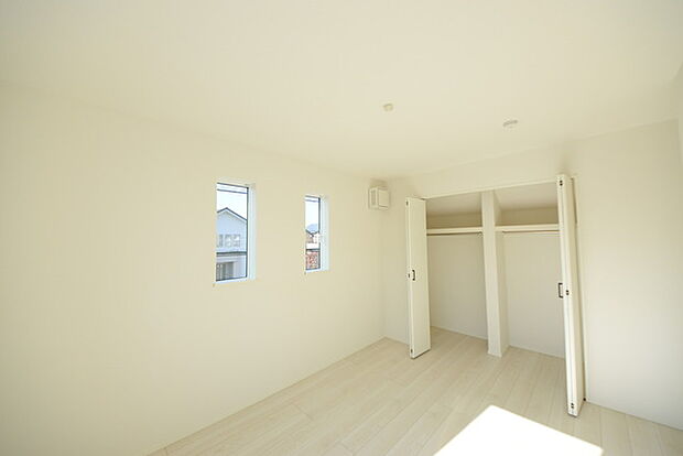 どんな家具にでも相性が良い清潔感ある白色調のクロスを採用。主張しすぎない配色、耐久性にも優れた床材は日々のメンテナンスも楽に、快適に過ごして頂けるよう考えられています。