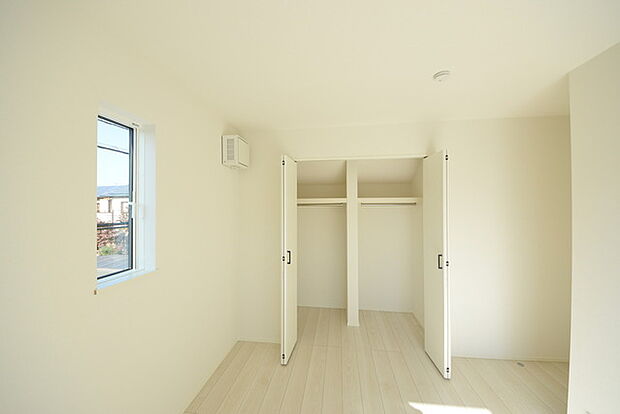 今からここを誰のお部屋にしようか、そんな洋室。大きさは6.5帖です。