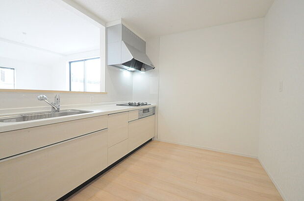 人工大理石を使用したシステムキッチン。永く傷つきにくく、お手入れもしやすい高機能性です。 