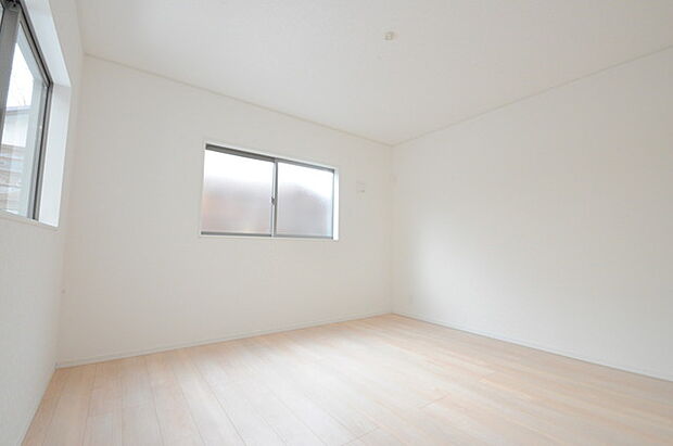 ゆとりの8帖ある寝室、陽光が入りやすく朝の目覚めも気持ち良く起こしてくれます。 