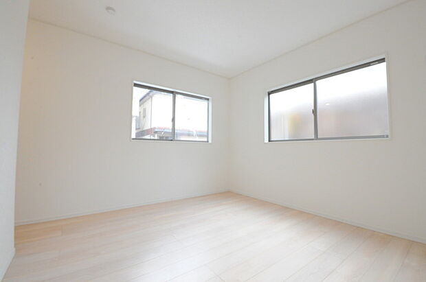 どんな家具にでも相性が良い清潔感ある白色調のクロスを採用。主張しすぎない配色、耐久性にも優れた床材は日々のメンテナンスも楽に、快適に過ごして頂けるよう考えられています。 