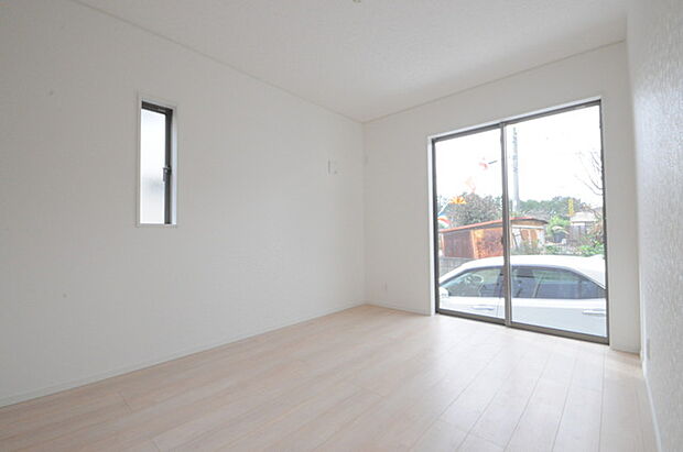 どんな家具にでも相性が良い清潔感ある白色調のクロスを採用。主張しすぎない配色、耐久性にも優れた床材は日々のメンテナンスも楽に、快適に過ごして頂けるよう考えられています。 