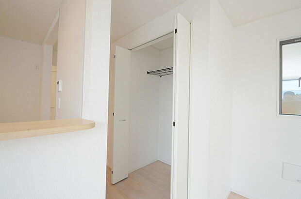 キッチンわきのパントリー。 