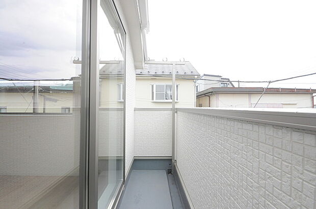 陽ざしが差込む明るいバルコニー。奥行きのあるバルコニーはお洗濯時に助かります。 