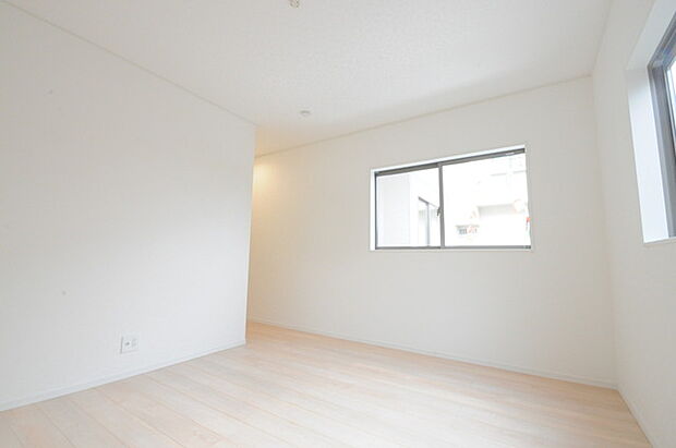 どんな家具にでも相性が良い清潔感ある白色調のクロスを採用。主張しすぎない配色、耐久性にも優れた床材は日々のメンテナンスも楽に、快適に過ごして頂けるよう考えられています。 