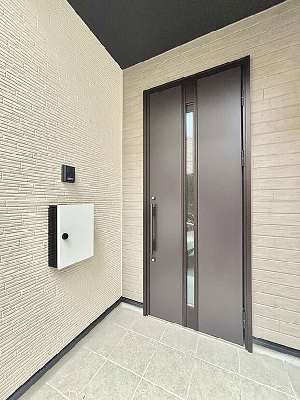 玄関はおうちの顔とも呼ばれる重要な場所!明るくスッキリと見える空間で住まう人を見送り、出迎えてくれます。