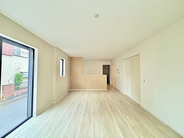 家族や友人、両親、親戚とこれから沢山の時間を紡ぐのだろう。そこを彩るのは窓から見える青い空、心地よい緑。そんなイメージが膨らむリビングスペース。