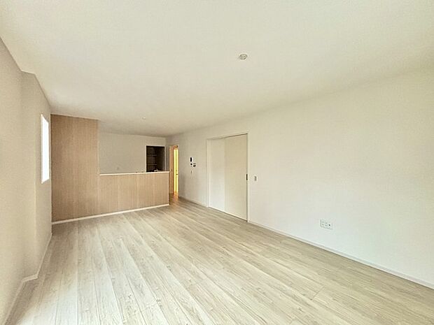 家族団欒のリビング。陽光差し込む食卓には家族の会話とスマイルが溢れます。いつまでもここで食卓を囲みたくなる、そう感じさせてくれるスペース。