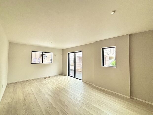 家族や友人、両親、親戚とこれから沢山の時間を紡ぐのだろう。そこを彩るのは窓から見える青い空、心地よい緑。そんなイメージが膨らむリビングスペース。