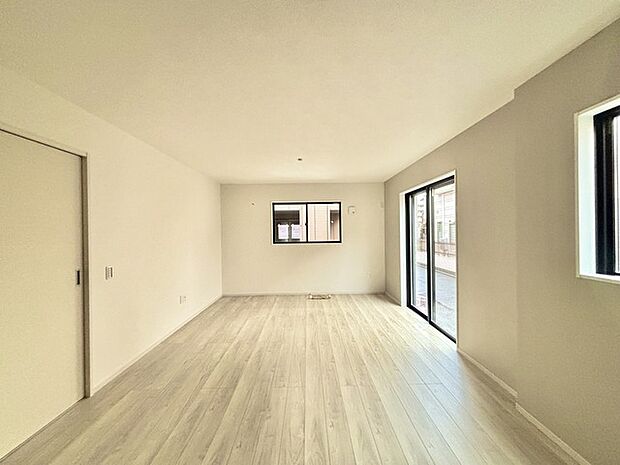 家族団欒のリビング。陽光差し込む食卓には家族の会話とスマイルが溢れます。いつまでもここで食卓を囲みたくなる、そう感じさせてくれるスペース。