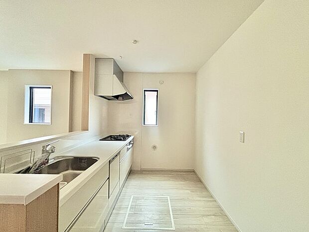 家族が一番集まる場所だから広々としつつも素敵な空間であって欲しい。皆がくつろぐリビングからキッチンまでが一つに繋がる空間。