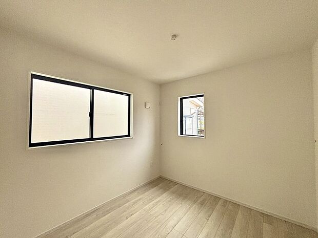 衣類の整理整頓に嬉しいクローゼット付きのお部屋。お子様のお部屋としても便利です。