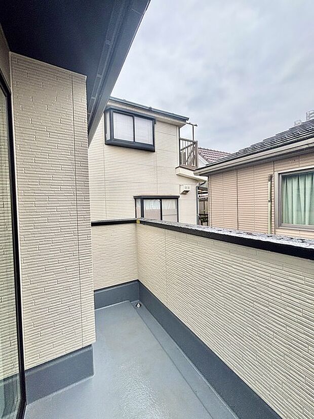 陽ざしが差込む明るいバルコニー。奥行きのあるバルコニーはお洗濯時に助かります。