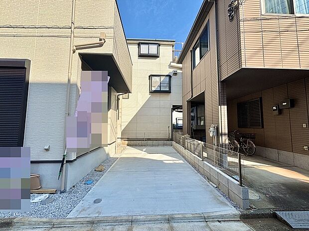 カースペースは1台駐車できます。車庫の出し入れのしやすさなど、実際に現地にてご確認ください。