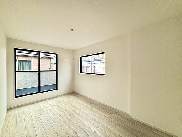 どんな家具にでも相性が良い清潔感ある白色調のクロスを採用。主張しすぎない配色、耐久性にも優れた床材は日々のメンテナンスも楽に、快適に過ごして頂けるよう考えられています。