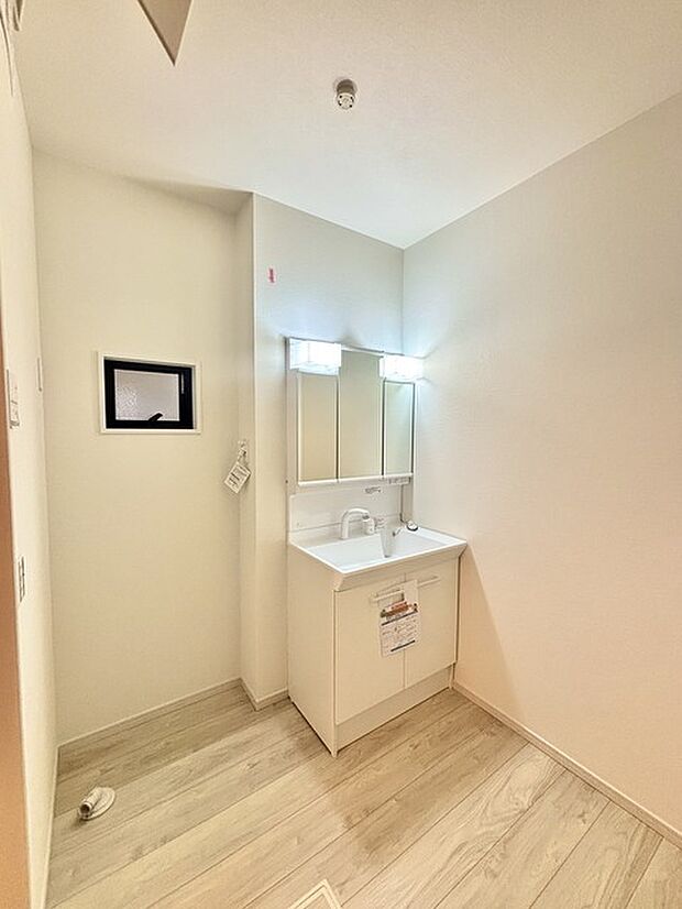 ゆとりの洗面スペースで朝の身支度もスムーズに行えます。