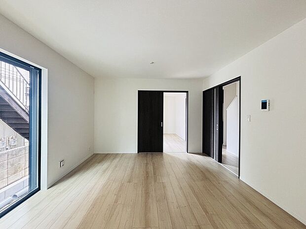 家族の集うリビングには色々な方向から光が差し込む設計に。家族のコミュニケーションが弾むスポットだから明るい雰囲気であってほしい。 