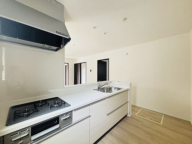 家族が一番集まる場所だから広々としつつも素敵な空間であって欲しい。皆がくつろぐリビングからキッチンまでが一つに繋がる空間。 