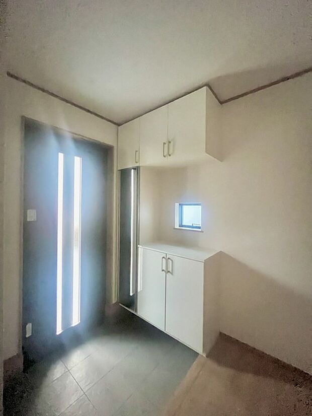 お宅の顔となる明るく開放的な玄関。ご家族皆様様の靴を収納できるスペースと全身鏡があり、お出掛け前に身だしなみチェックもできます。 