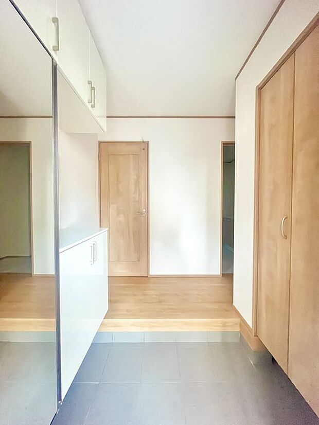 明るく開放的な玄関、靴の脱ぎ履きもしやすく、収納も豊富でご家族皆様の靴をスッキリ収納できます。 