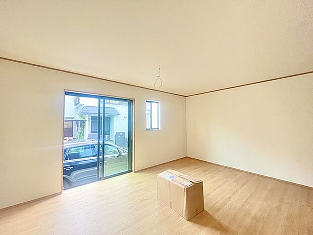 家族や友人、両親、親戚とこれから沢山の時間を紡ぐのだろう。そこを彩るのは窓から見える青い空、心地よい緑。そんなイメージが膨らむリビングスペース。