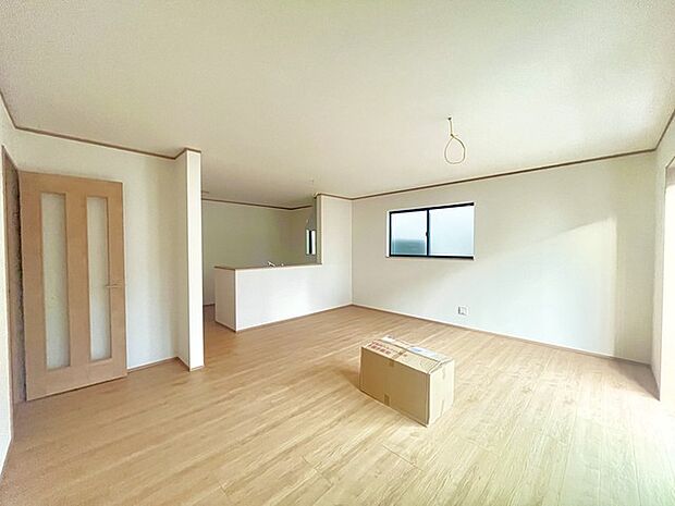 家族団欒のリビング。陽光差し込む食卓には家族の会話とスマイルが溢れます。いつまでもここで食卓を囲みたくなる、そう感じさせてくれるスペース。