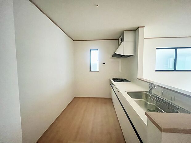 リビングにいる家族の顔が見渡せるカウンターキッチン。お料理もより一層おいしく、楽しく。食器棚を背面に設置しても十分な広さを確保しています。