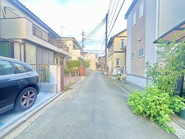 南道路に面しており日中もたくさんの陽が入ります。風通りや周辺環境など実際に現地にてご確認ください。 