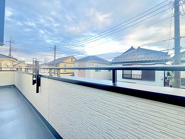 南側のお部屋から出入りできる、奥行きのあるワイドバルコニー。心地よい陽射しと暖かな風を楽しむことが出来ます。 