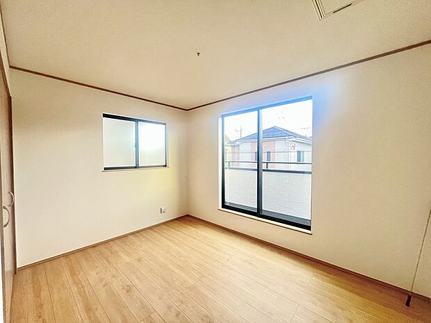 バルコニーに面した6帖の洋室。開口部からは優しい陽光が差し込み心地よい風が通り抜けます。 