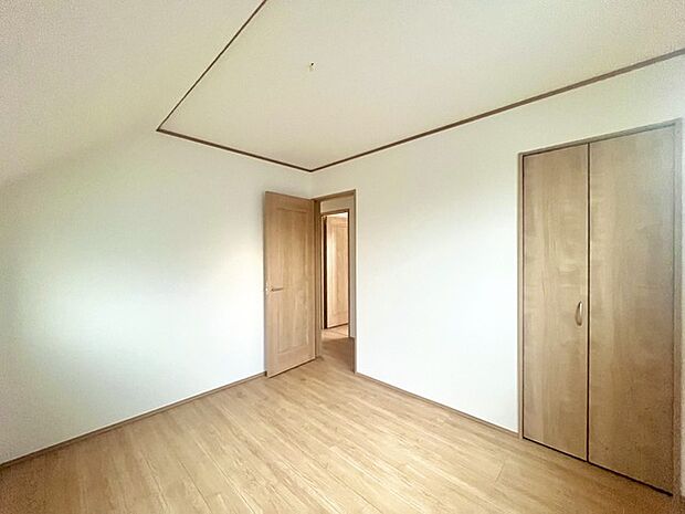 どんな家具にでも相性が良い清潔感ある白色調のクロスを採用。主張しすぎない配色、耐久性にも優れた床材は日々のメンテナンスも楽に、快適に過ごして頂けるよう考えられています。