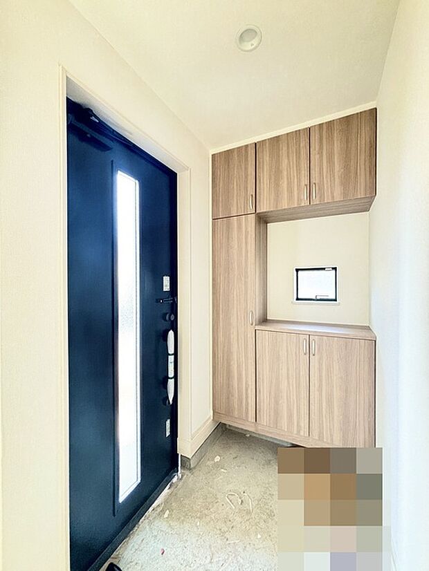 明るく開放的な玄関、靴の脱ぎ履きもしやすく、収納も豊富でご家族皆様の靴をスッキリ収納できます。 