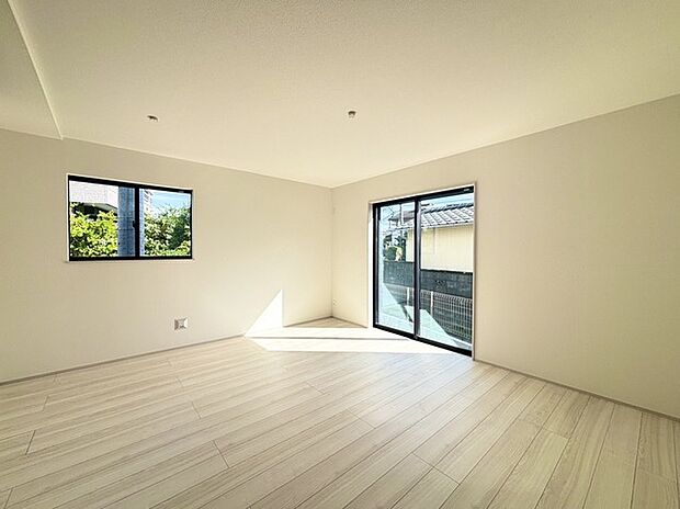 家族や友人、両親、親戚とこれから沢山の時間を紡ぐのだろう。そこを彩るのは窓から見える青い空、心地よい緑。そんなイメージが膨らむリビングスペース。 