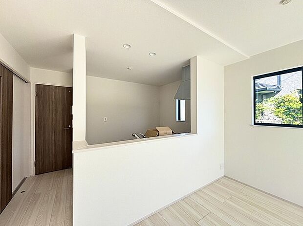 家族が一番集まる場所だから広々としつつも素敵な空間であって欲しい。皆がくつろぐリビングからキッチンまでが一つに繋がる空間。