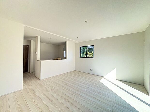 家族団欒のリビング。陽光差し込む食卓には家族の会話とスマイルが溢れます。いつまでもここで食卓を囲みたくなる、そう感じさせてくれるスペース。 