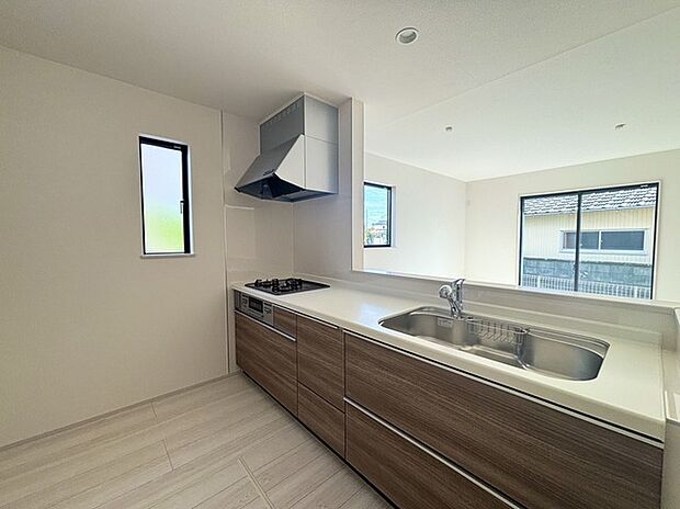 家族が一番集まる場所だから広々としつつも素敵な空間であって欲しい。皆がくつろぐリビングからキッチンまでが一つに繋がる空間。