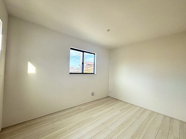 どんな家具にでも相性が良い清潔感ある白色調のクロスを採用。主張しすぎない配色、耐久性にも優れた床材は日々のメンテナンスも楽に、快適に過ごして頂けるよう考えられています。