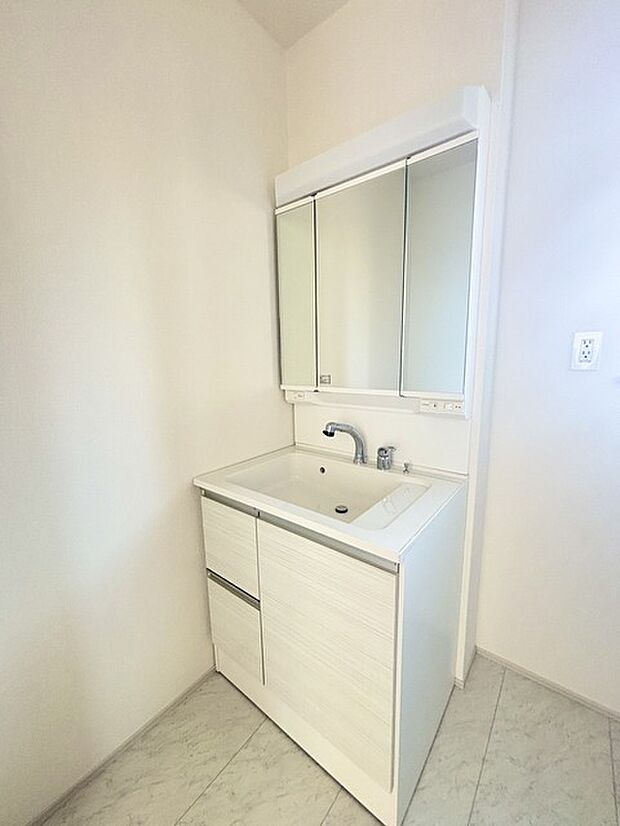 お出かけ前の身だしなみに一歩差がつく三面鏡。ミラー裏にはたっぷり収納もございます。 