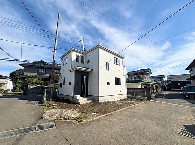 セカンドカーや来客時にも便利なカースペース2台分ございます。