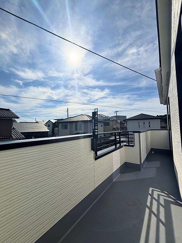 南側のお部屋から出入りできる、奥行きのあるワイドバルコニー。心地よい陽射しと暖かな風を楽しむことが出来ます。 