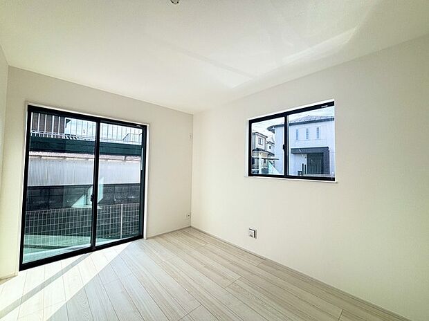 扉を開放するとLDKと洋室を一体利用できる空間！扉を閉めると独立した空間としても活用できます。 